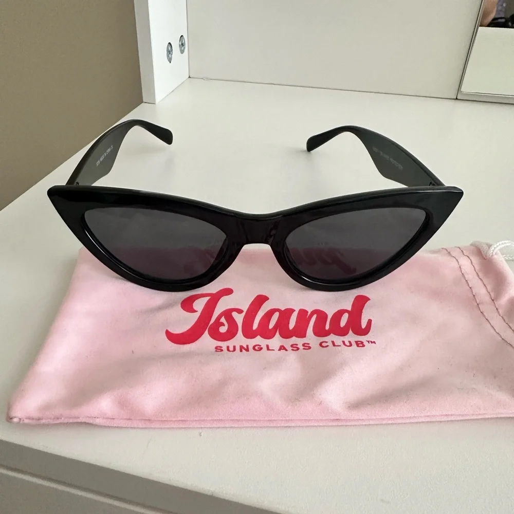 NWT* Island Sunglass Club ‘PARIS’ Black Cat Eye Sunglasses